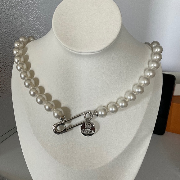 Vivienne Westwood Jewelry - Vivienne Westwood Pin Pearl Silver Crystal Necklace